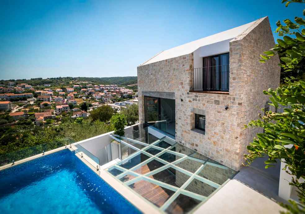 Insel Brac, Dalmatien: Modernes Steinhaus mit Pool