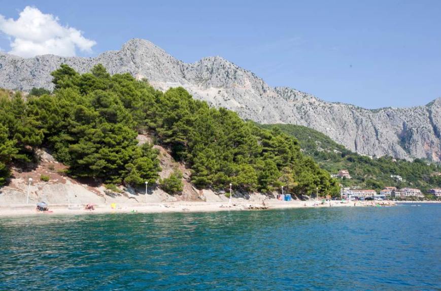 Dies ist der Küstenabschnitt mit dem Baugrund am Meer für Hotel geeignet bei Makarska, Kroatien. Immobilien mit Meerblick - Panorama Scouting