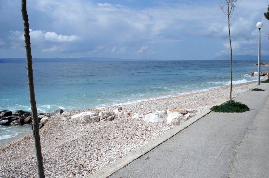 Die kleine Zufahrtsstraße direkt am Meer vom Bauland in Kroatien in der ersten Reihe zum Meer