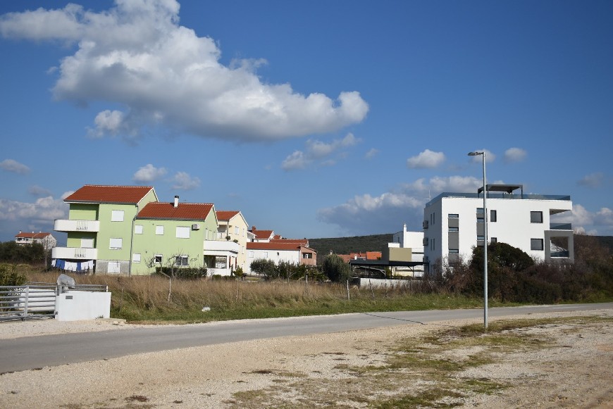 Ansicht auf Zufahrtstraße, Grundstück und benachbarte Häuser