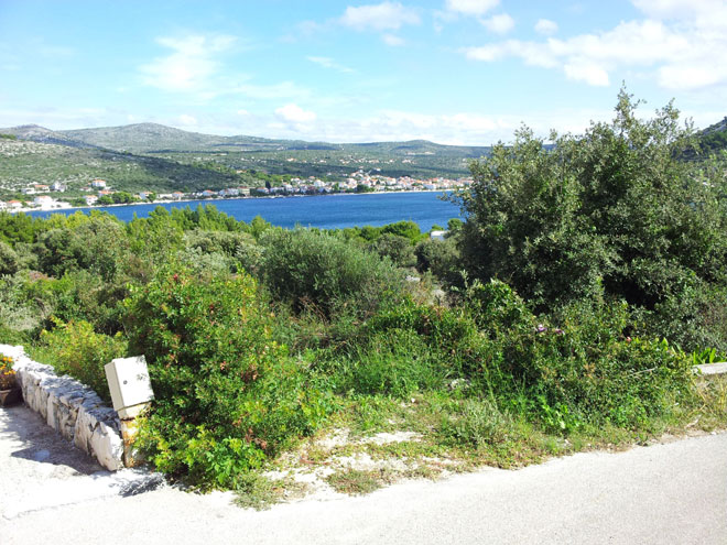 Der Blick aufs Meer vom Baugrundstück zum Verkauf in Rogoznica, Dalmatien. Immobilien mit Meerblick - Panorama Scouting
