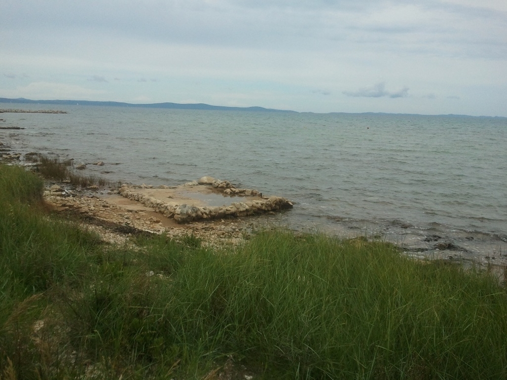 Meer direkt an der Grenze zum Grundstück in der Region Zadar.
