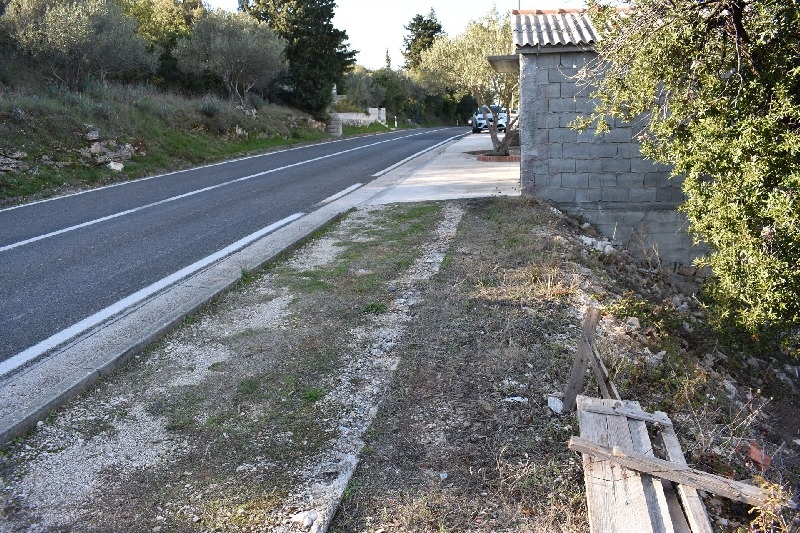 Rückseite und Straße am Grundstück G371 in Kroatien.