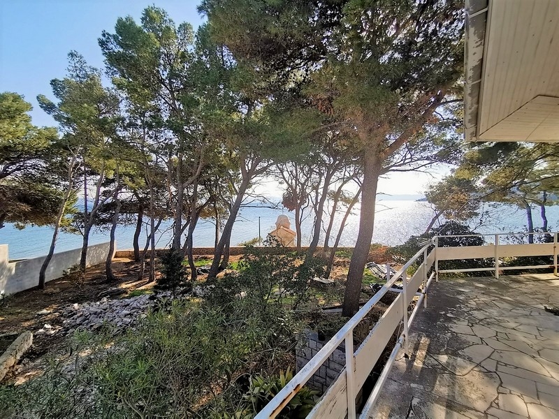 Ruhiges Grundstück in erster Reihe zum Meer in Kroatien auf der Insel Brac.