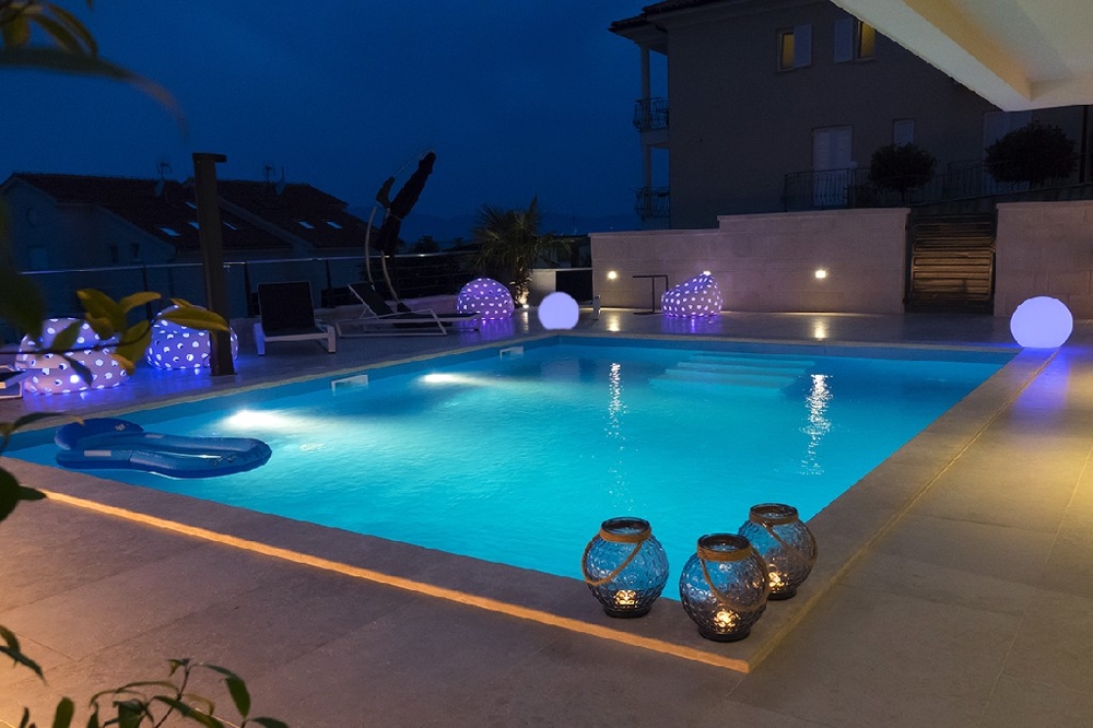 Swimmingpool der Luxusvilla H1018 auf Krk im Norden Kroatiens zum Verkauf.