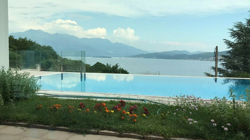 Der Meerblick vom Infinity-Pool der neuen Villa zum Verkauf in Montenegro, Nähe Dubrovnik.
