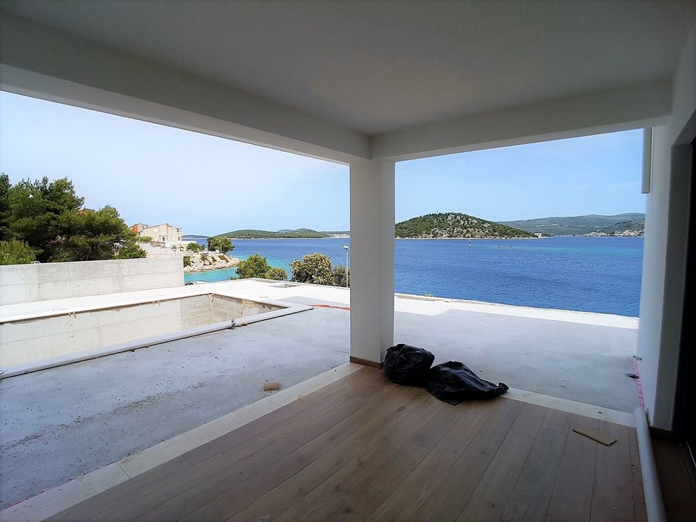 Sicht von der überdachten Terrasse auf den Swimmingpool und das Meer - Villa kaufen Kroatien.