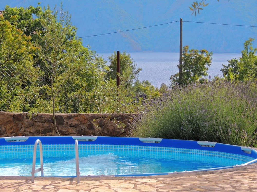 Haus mit Swimmingpool in Kroatien auf der Insel Krk zum Verkauf.