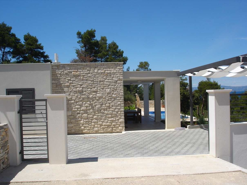 Der moderne Bungalow am Meer zum Verkauf auf Korcula, Kroatien ist mit Steinhaus-Elementen geschmackvoll an die Umgebung angepasst.