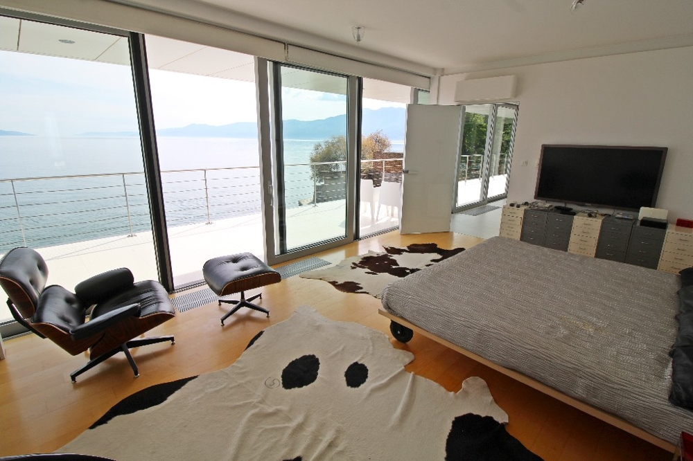 Blick auf das Meer vom Schlafzimmer der Villa H1154 in Rijeka, Kroatien.