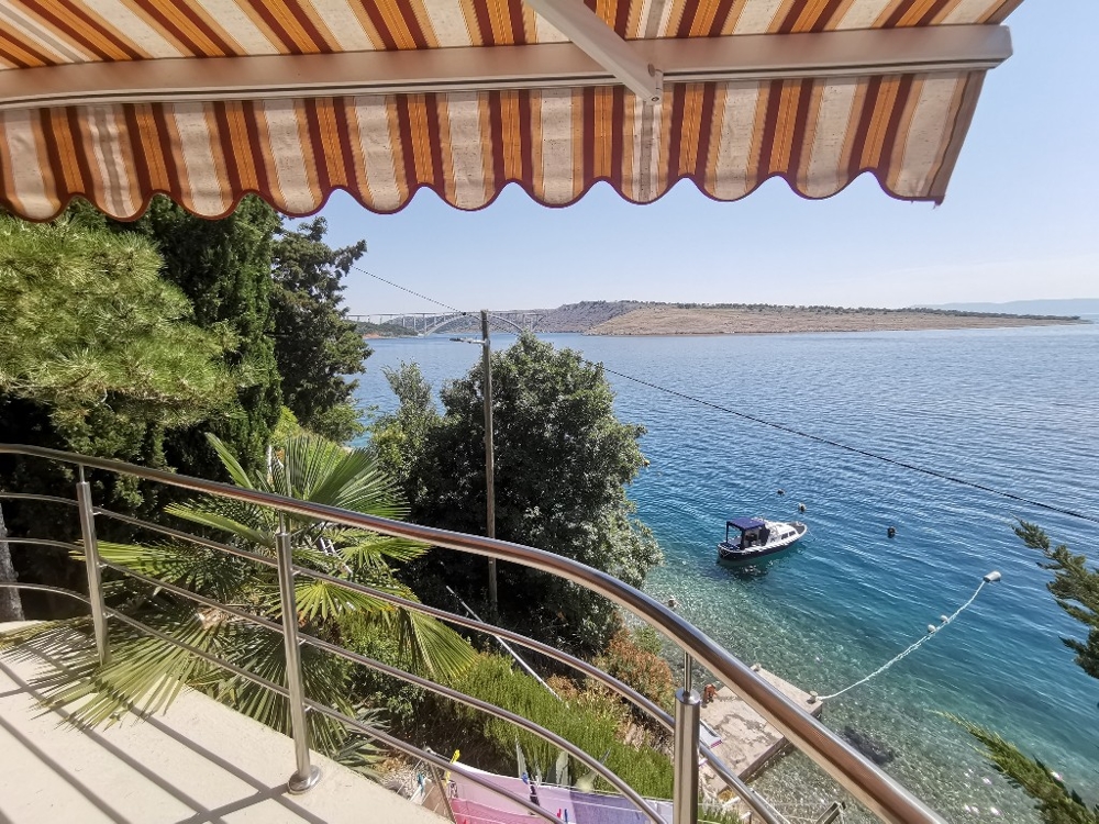 Terrasse der Immobilie H1187 direkt am Meer in Kroatien im Ort Kraljevica zum Verkauf.