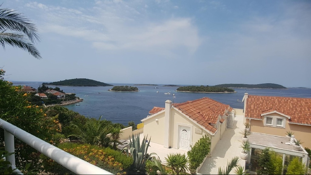 Sicht vom Balkon auf die Umgebung und das Meer - Villa kaufen Kroatien.