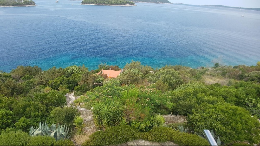 Sicht vom Balkon auf den Garten und das Meer - Haus kaufen Kroatien.