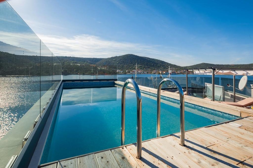 Villa am Meer bei Trogir in Kroatien zum Verkauf.