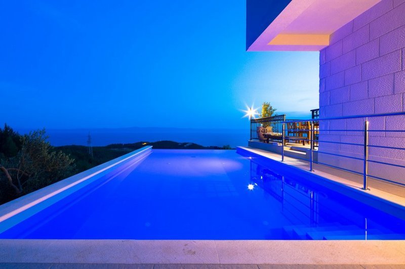 Infinity-Swimmingpool der Villa H1212 in Makarska, Kroatien.
