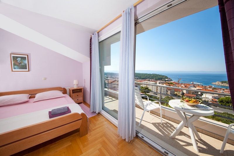 Schlafzimmer mit Balkon und einem wunderschönen Blick auf Makarska und das Meer.