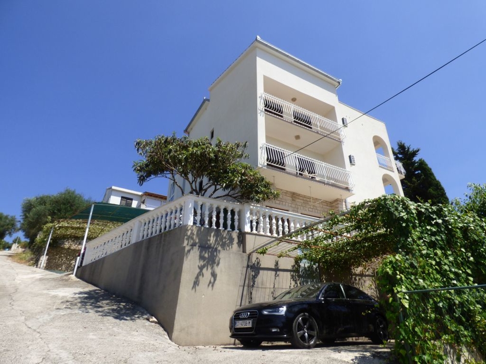 Haus mit Appartements für den Tourismus in Kroatien, Dalmatien kaufen.