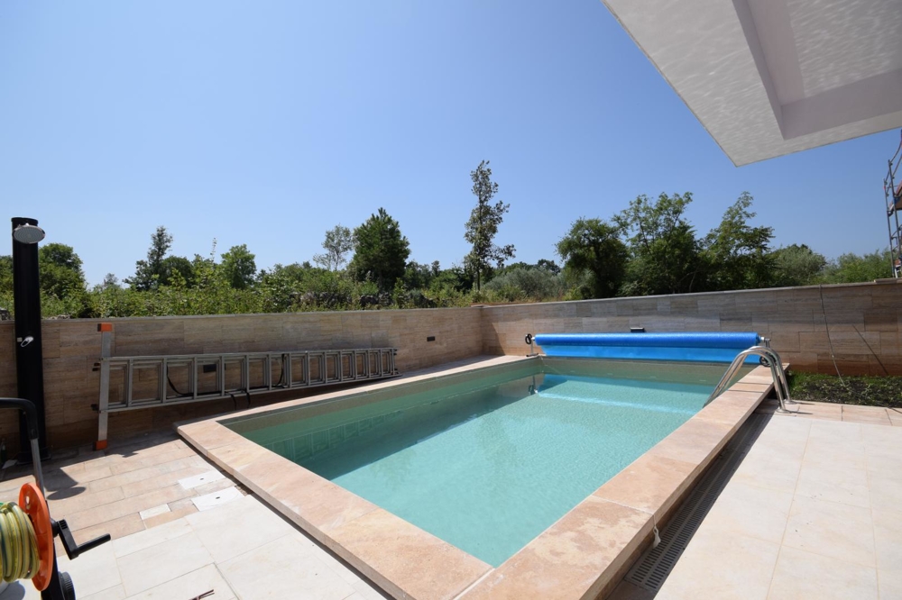 Sicht vom Innenbereich mit Liegebereich und Swimmingpool - Doppelhaushälfte kaufen Kroatien.
