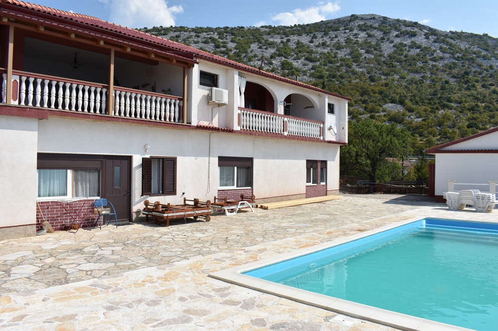 Haus mit Swimmingpool und Meerblick in Kroatien kaufen.