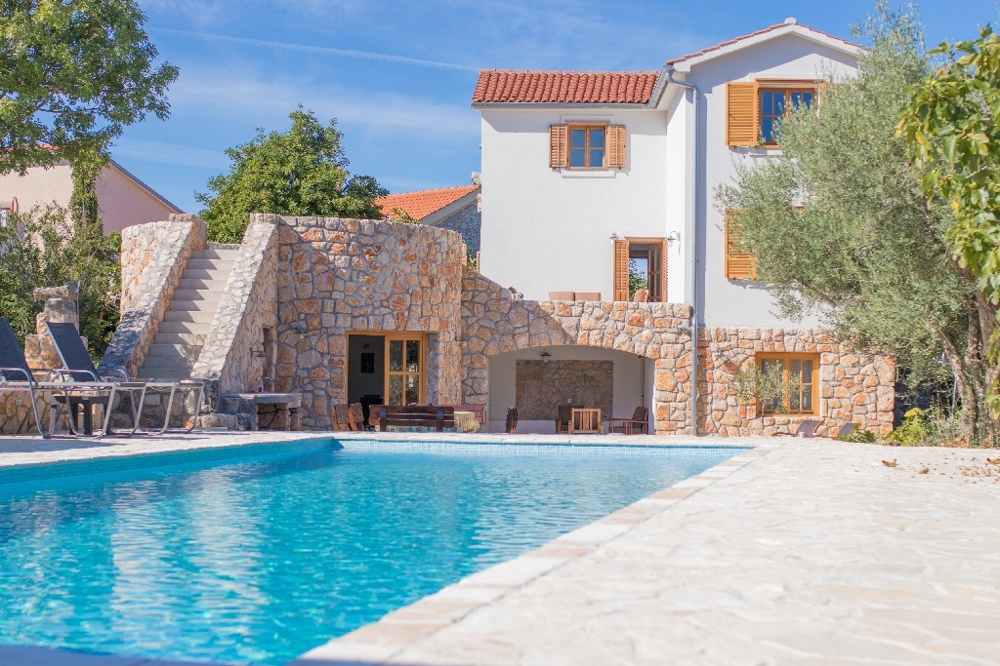 Steinhaus mit Swimmingpool in Kroatien.