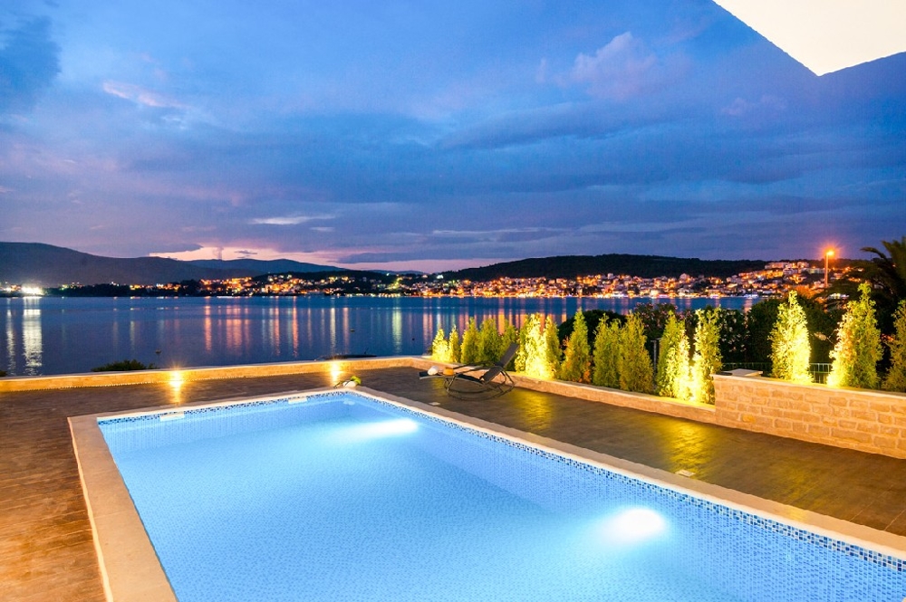 Sicht auf den Swimmingpool und den Liegebereich und das Meer - Villa kaufen Kroatien.