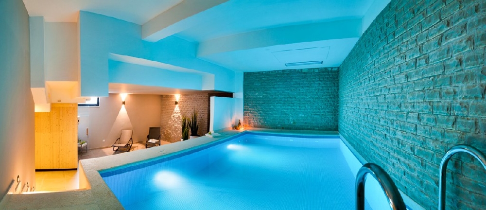Indoor Swimmingpool der Villa mit Entspannungsbereich - Haus kaufen Kroatien.