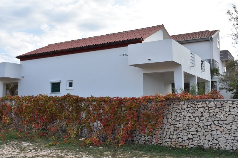 Garten und Terrasse der Immobilie H1267 in Razanac bei Zadar in Kroatien.