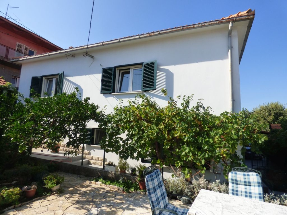 Mediterranes Haus nahe dem Stadtzentrum in Trogir zum Verkauf - Panorama Scouting.