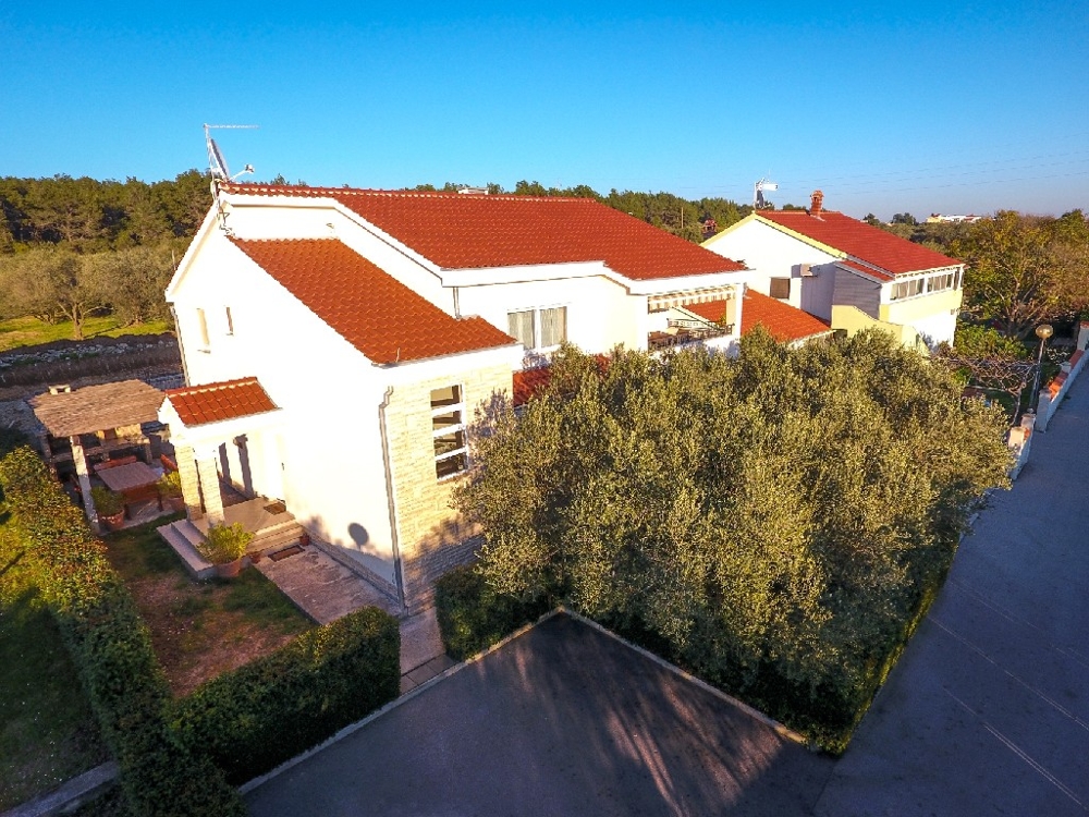 Frontansicht der Immobilie H1282, welche in der Region Zadar in Dalmatien zu kaufen ist.