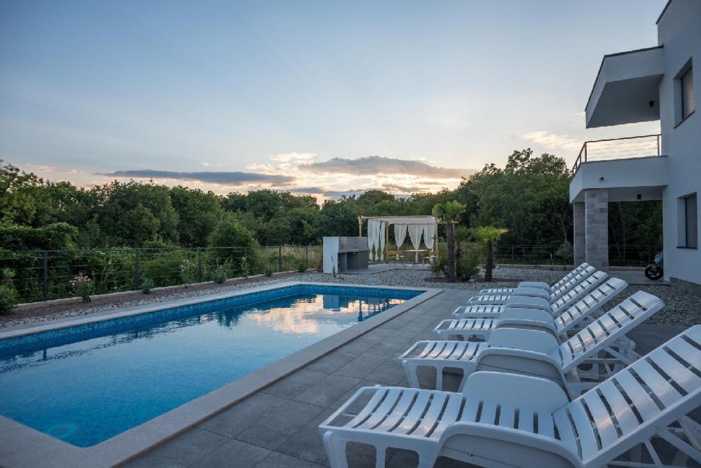 Hochwertige Villa mit 4 Appartements kaufen in Kroatien.