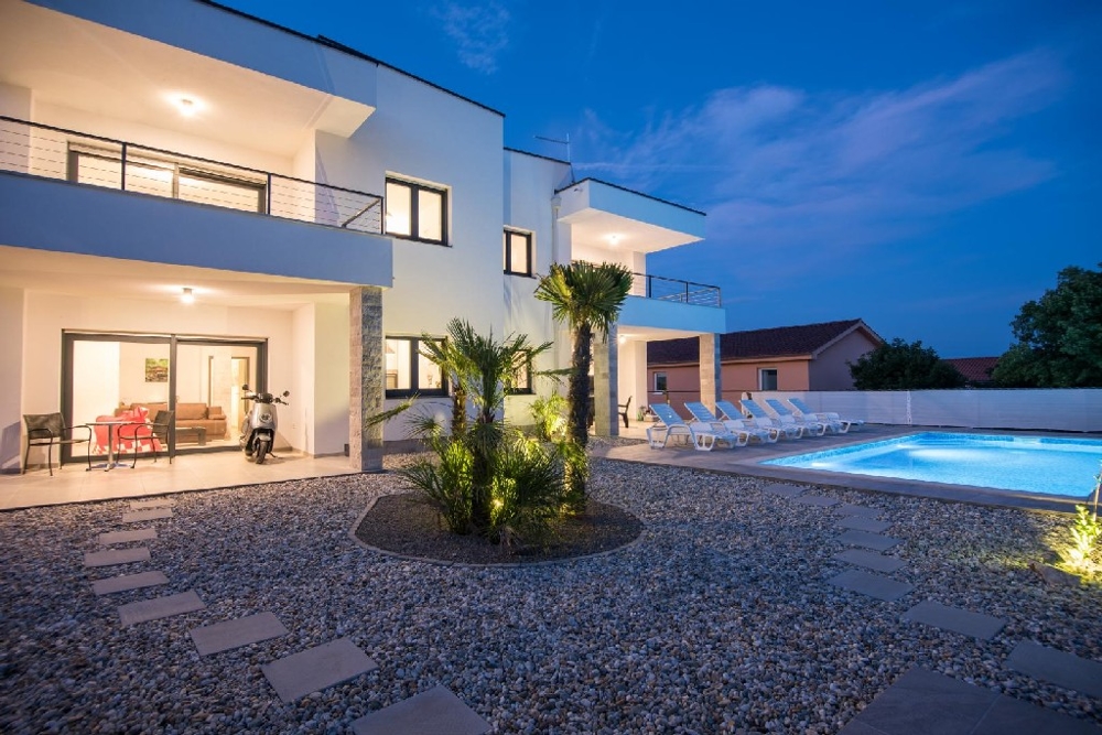 Moderne Villa mit Swimmingpool auf der Insel Krk zum Verkauf.