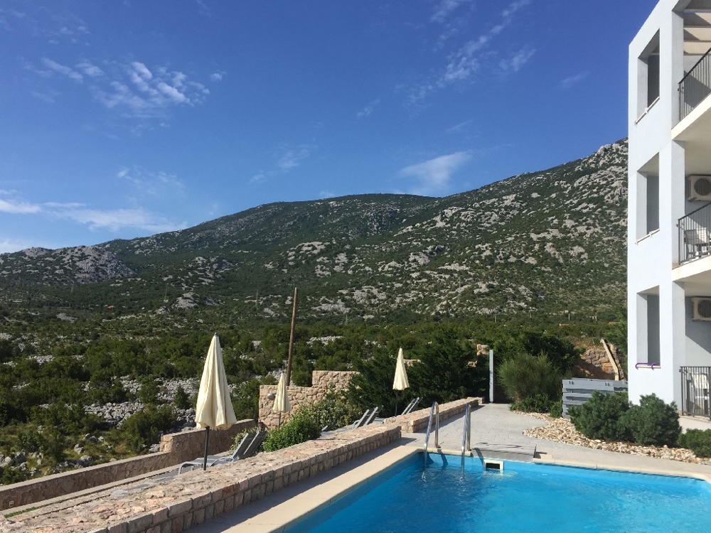 Blick auf den Pool und die mediterrane Umgebung der Immobilie H1284.