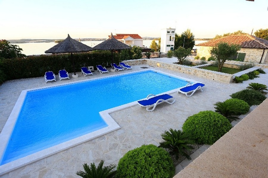 Swimmingpool mit Meerblick - Immobilien in Kroatien.