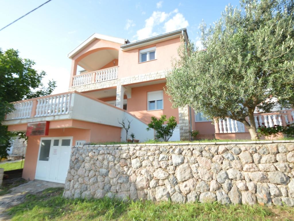 Ansicht auf das Haus von der Straße mit Garage, Balkon und Terrasse - zum Verkauf in Kroatien in der Region Zadar.