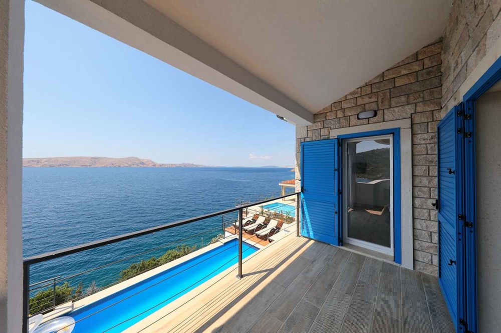 Blick von einem Balkon auf den Swimmingpool und das Meer in der Region Senj.