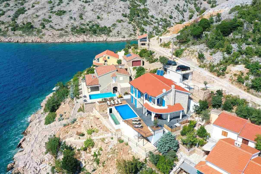 Sicht aus der Luft auf die Villa und das Grundstück direkt am Meer in der Kvarner Bucht - Villa kaufen Kroatien.
