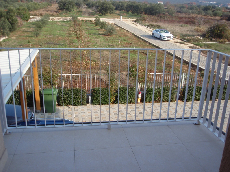 Blick auf die Zufahrt zum Grundstück der Villa H1376 in Kroatien.