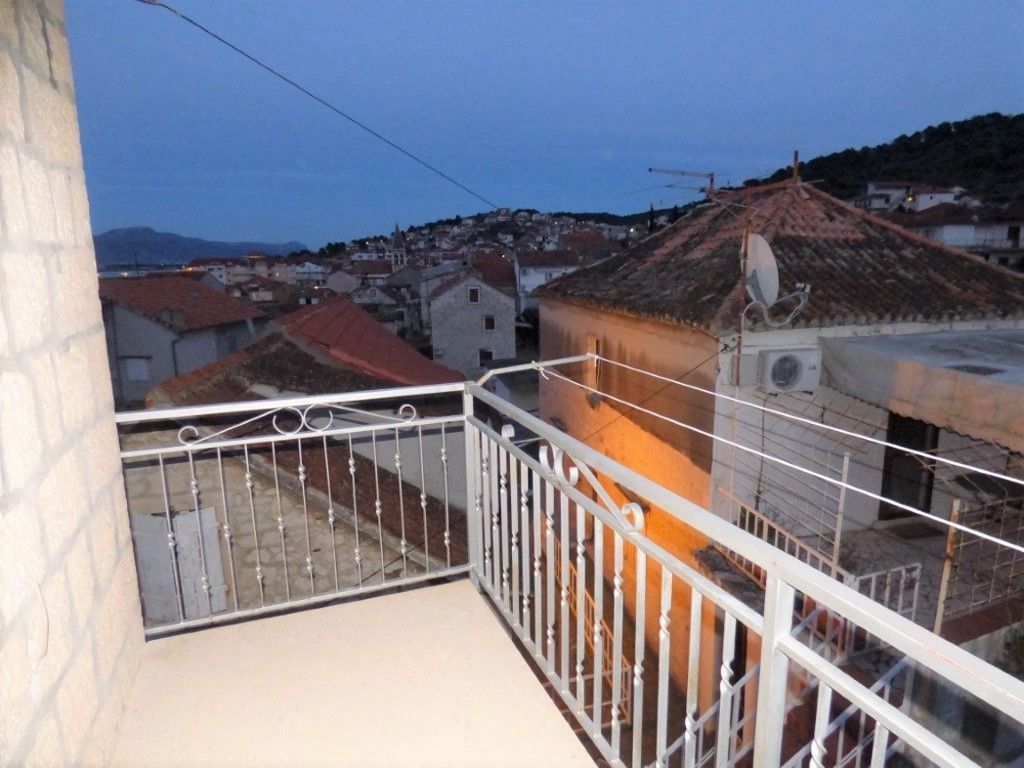 Balkon mit Blick auf die Dächer von Trogir.