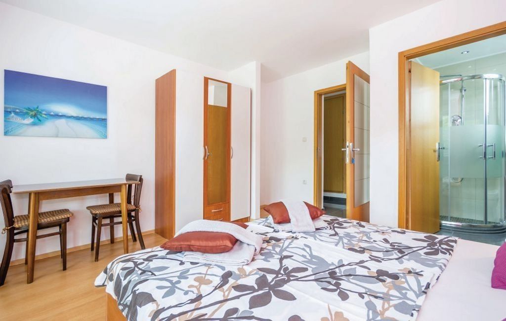Komfortables Schlafzimmer eines Ferienhauses in Kroatien.
