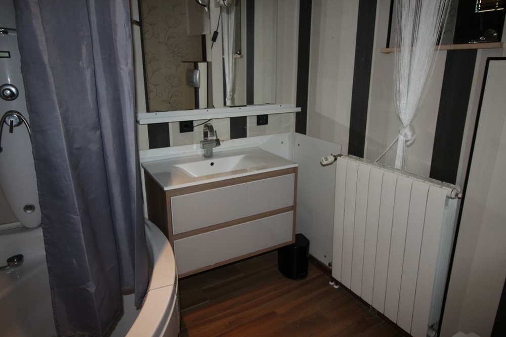 Badezimmer mit großer Dusche von H1443