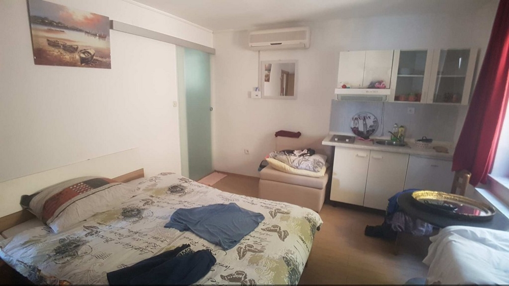 Schlafzimmer mit Fenster und Schränken in Kroatien