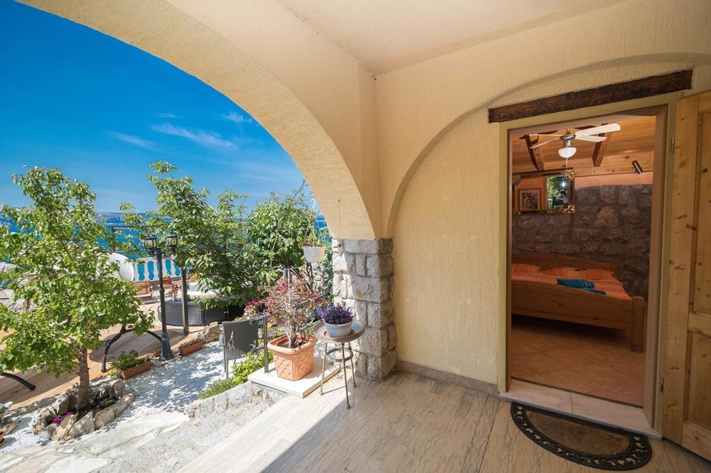 Blick auf ein Schlafzimmer mit Zugang zur Terrasse der Villa