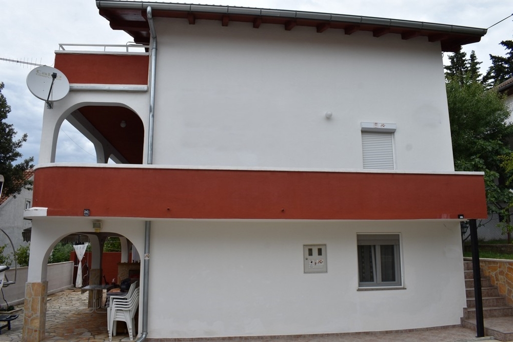 Haus mit mehreren Appartements am Karinsko More in Dalmatien zum Verkauf.
