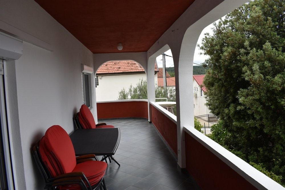 Überdachter Balkon im Obergeschoss in Kroatien