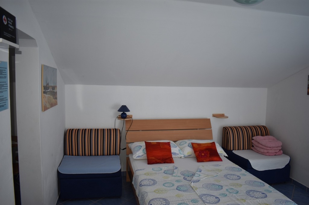 Ein Schlafzimmer mit Fenster in der Region Zadar