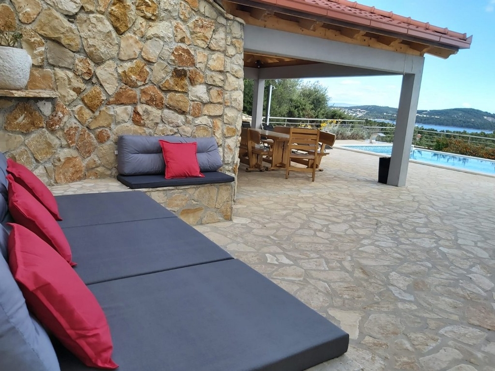 Ansicht von einem Sitzbereich auf der Terrasse in der Region Trogir.