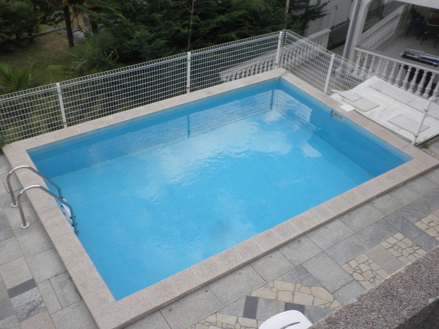 Sicht vom oberen Stockwerk auf den Swimmingpool der Immobilie - Haus kaufen Kroatien.
