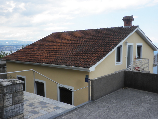 Blick von einer Terrasse der Immobilie auf die Umgebung in der Region Opatija.