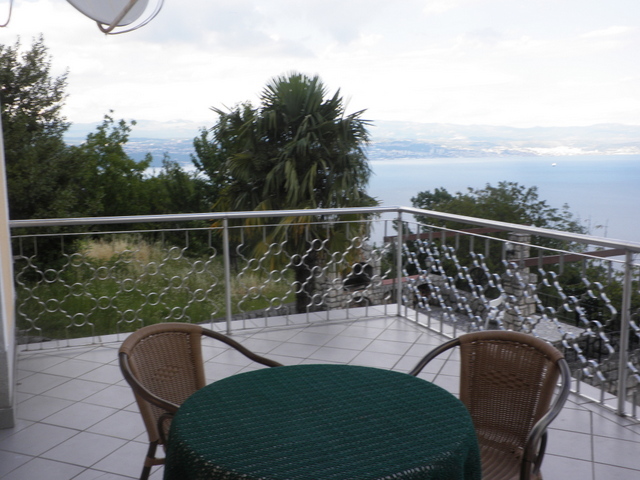 Blick von einem Balkon des Mehrfamilienhauses auf die Umgebung und das Meer - Haus kaufen Kroatien.