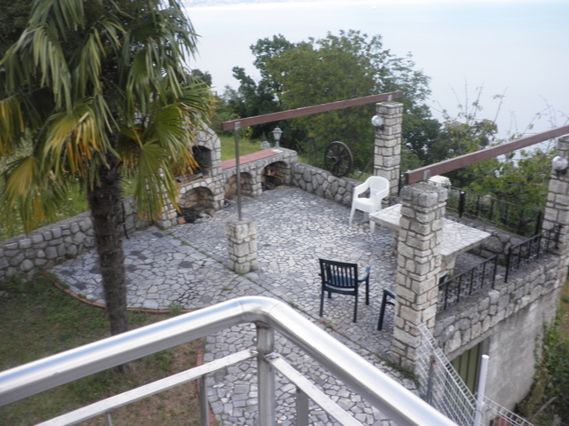 Sicht von dem Balkon auf den Grillbereich mit Essbereich in der Region Opatija.